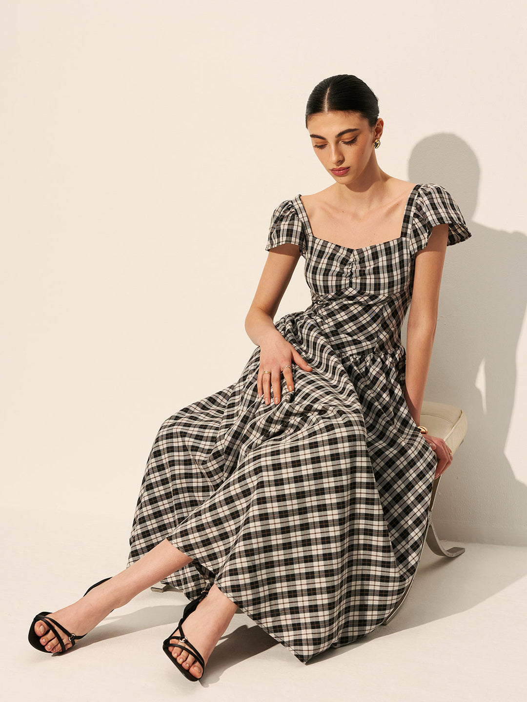 Şık kareli kabarık kol elbise, sırtı açık ve zarif tasarım