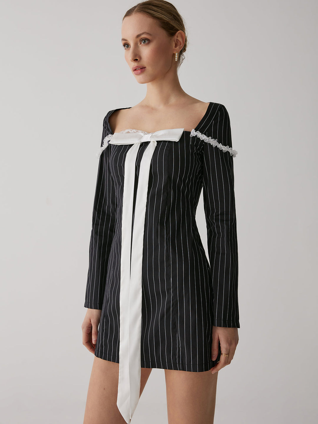 Fransız Kare Yaka Kısa Elbise, zarif ve şık tasarım