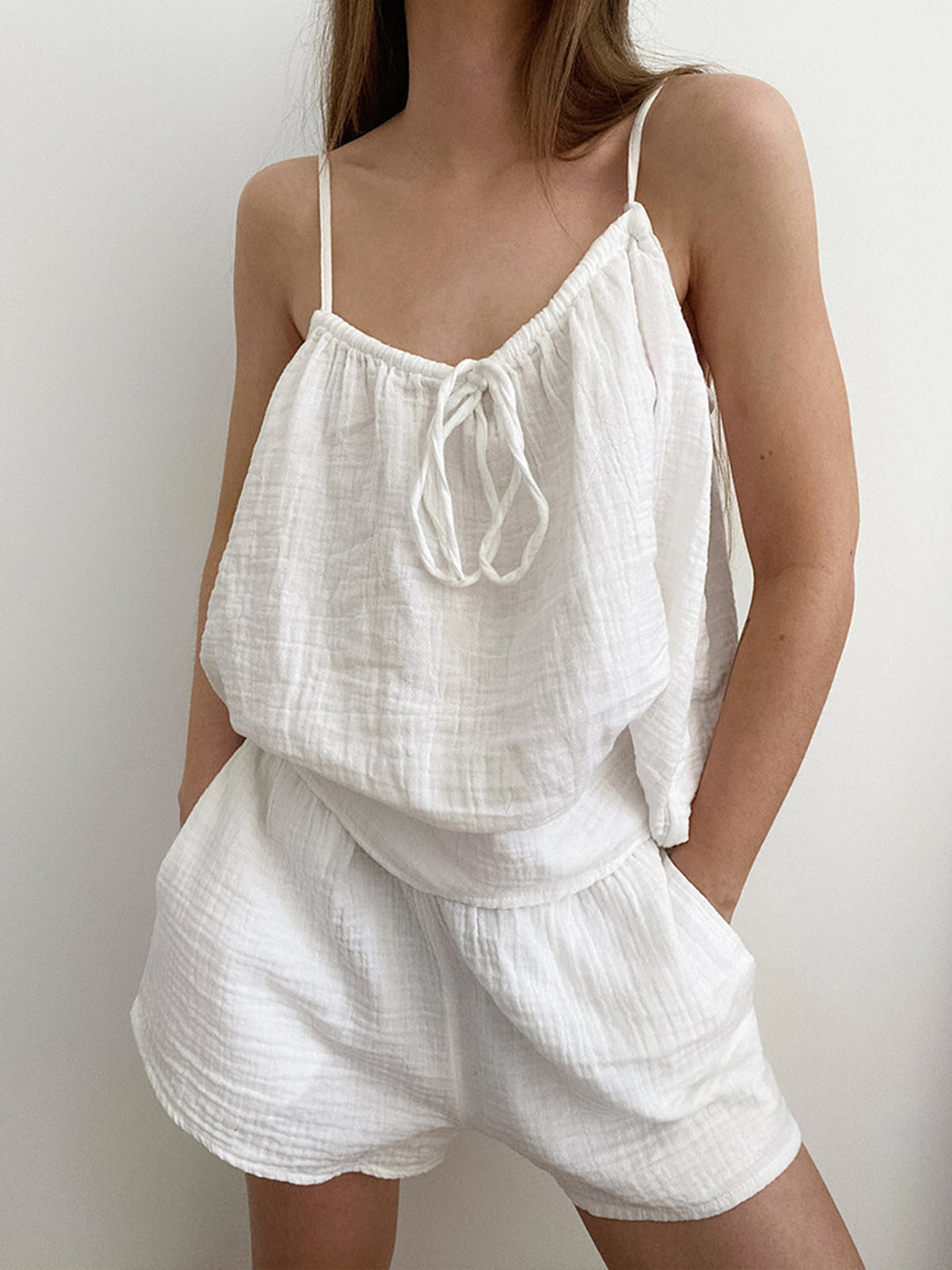 Saf pamuk ipli cami şort takımı, cepli ve pileli tasarımıyla
