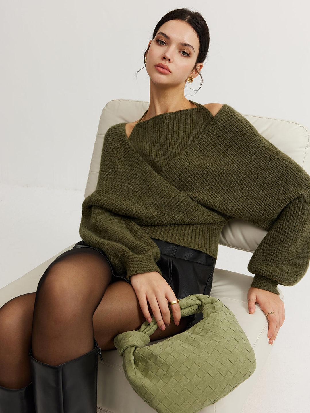 2'si 1 Arada Ceket Kolları Halter Örgü Üst, şık ve modern tasarım.