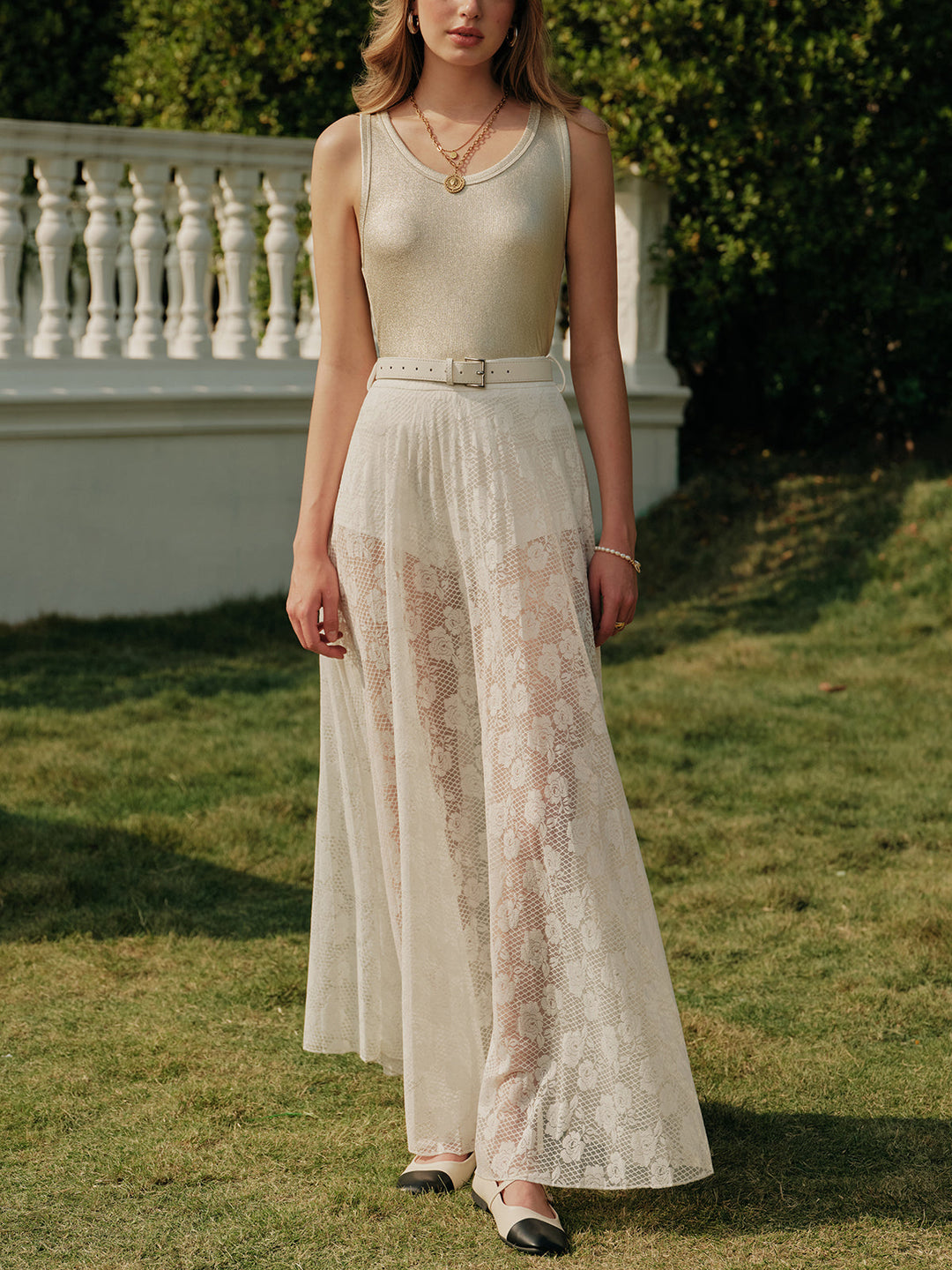 Şık kemerli şeffaf dantel yırtmaçlı etek