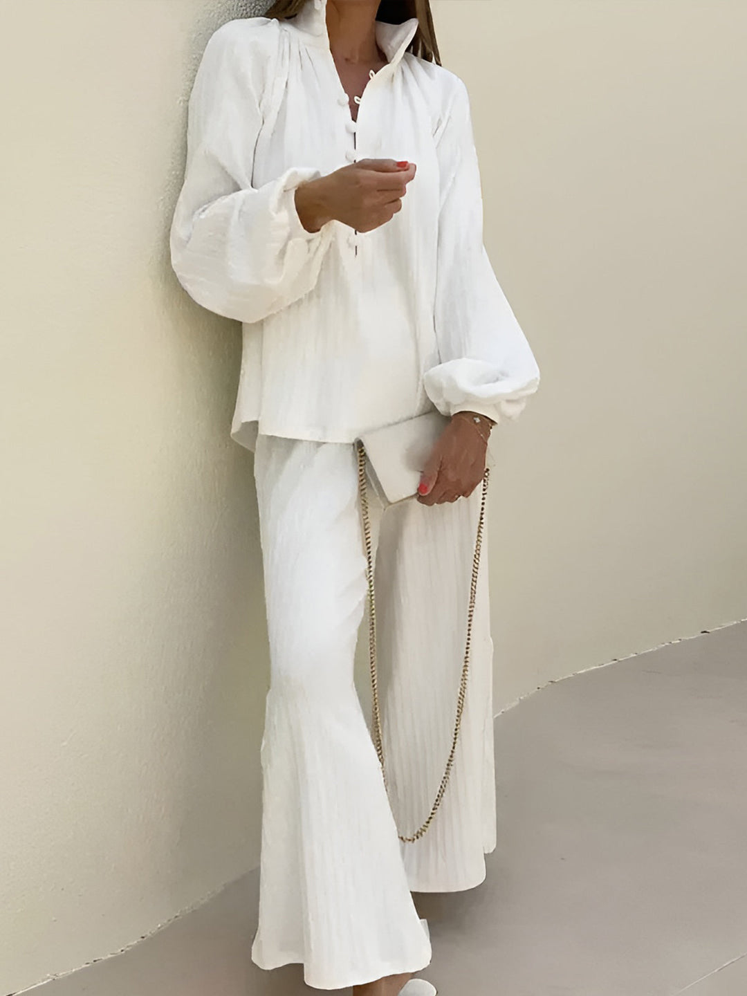 Dik Yaka Piskopos Kollu Pantolon Takımı ile şıklığı yakalayın