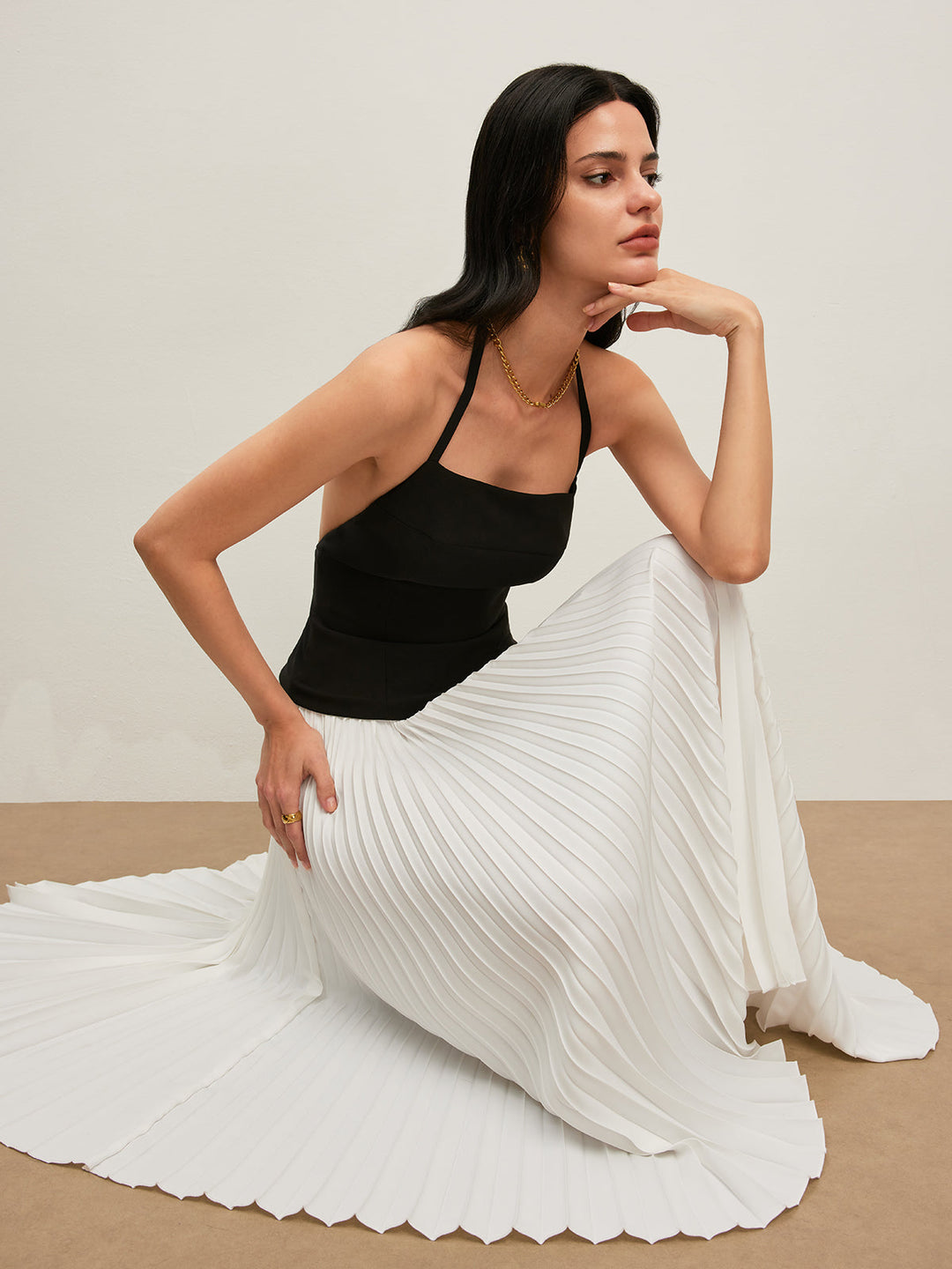 Şık sırt dekolteli halter plise elbise