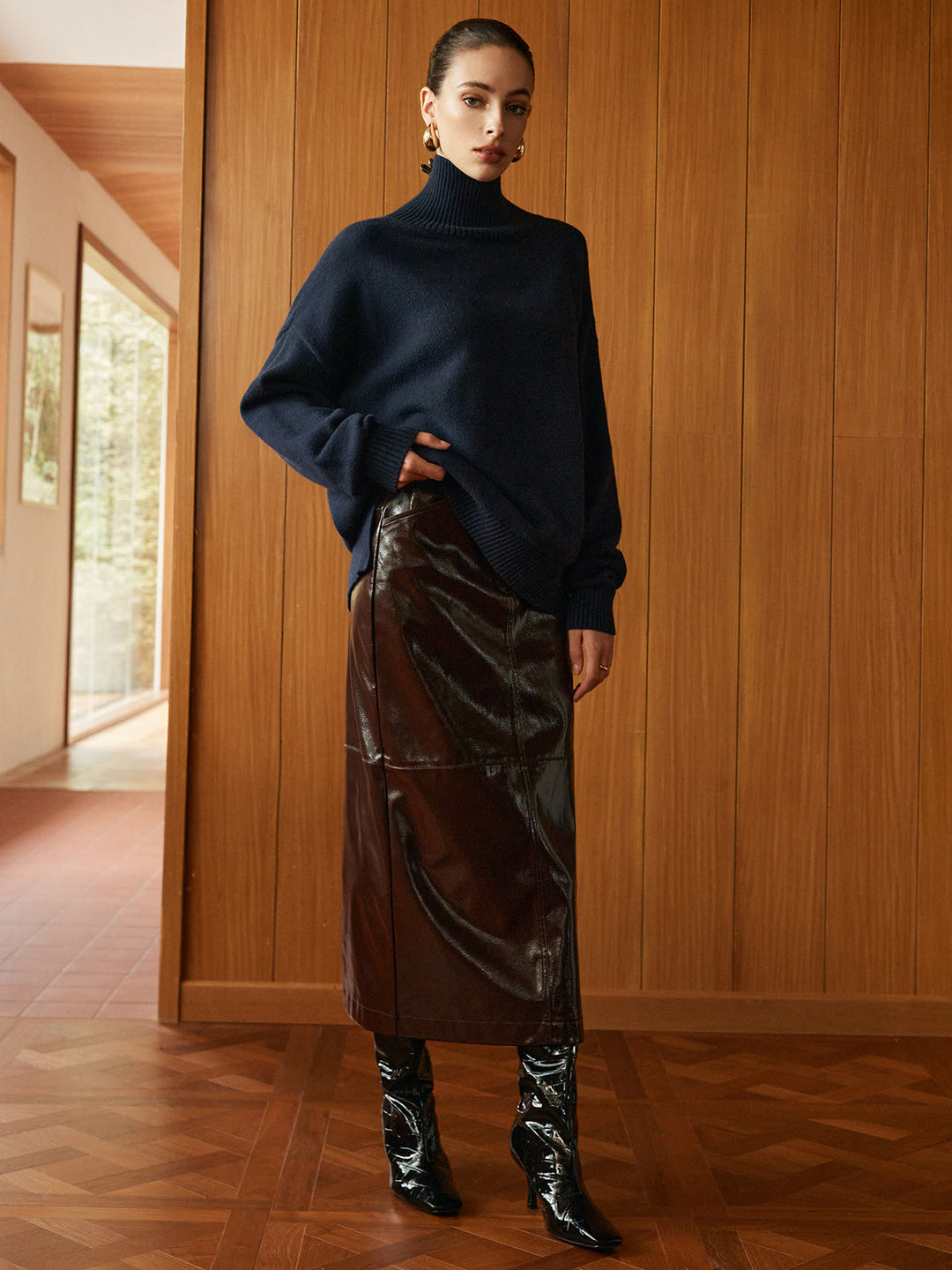 Cep bölmeli süet deri etek, şık ve modern tasarımıyla