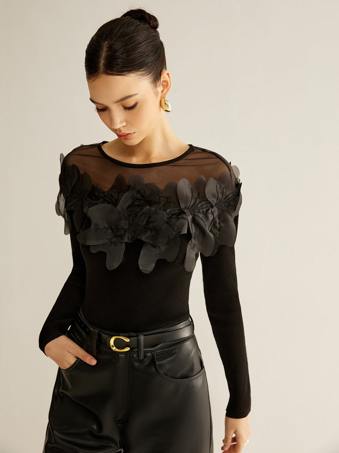 Romantik çiçek desenli ince bluz, kadın modası için ideal bir tercih