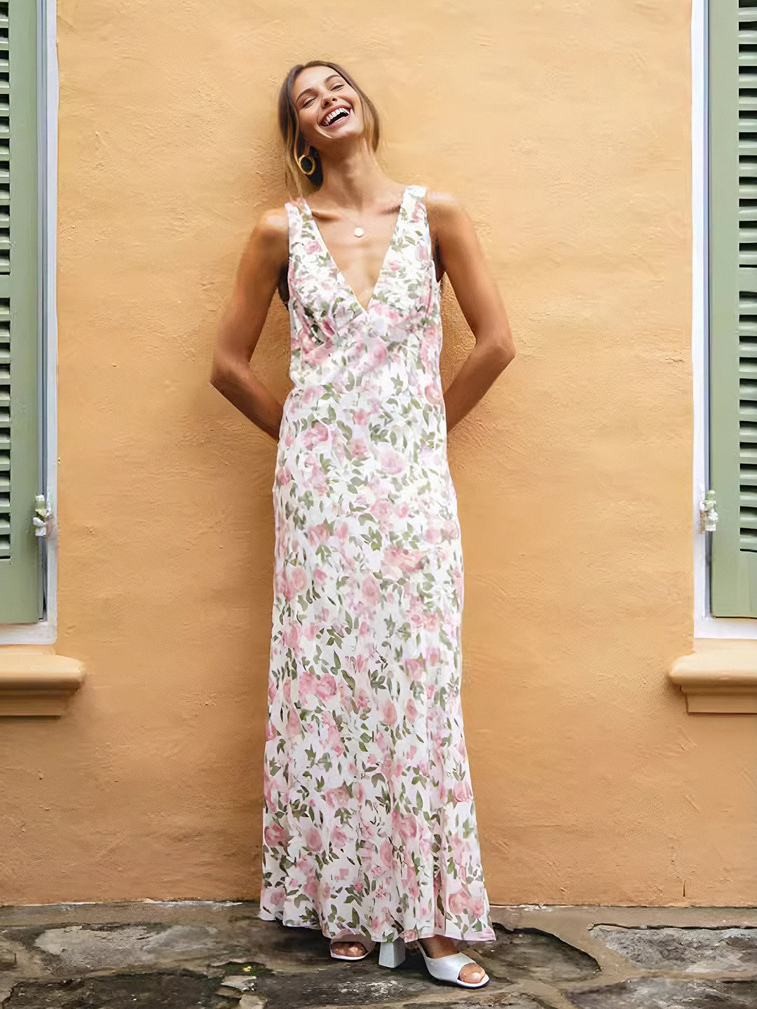 Çiçekli V yaka kolsuz kravatlı elbise