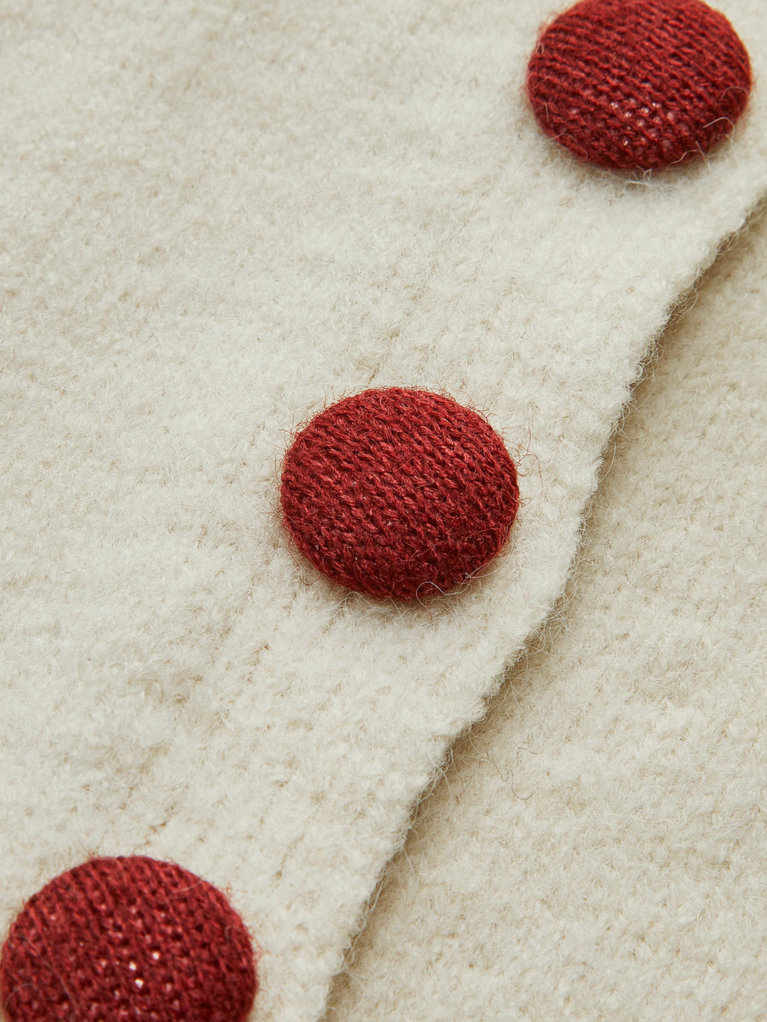 Şık yüksek yaka hırka, kontrast düğmelerle