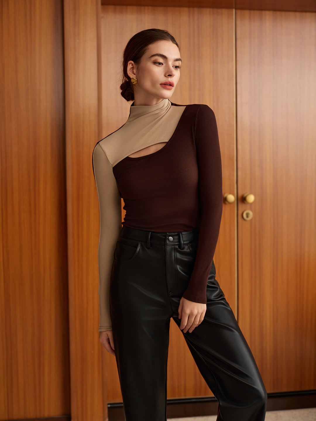 Açık Renk Bloklu Kesim Üst, şık ve gündelik tasarımıyla dikkat çekiyor.