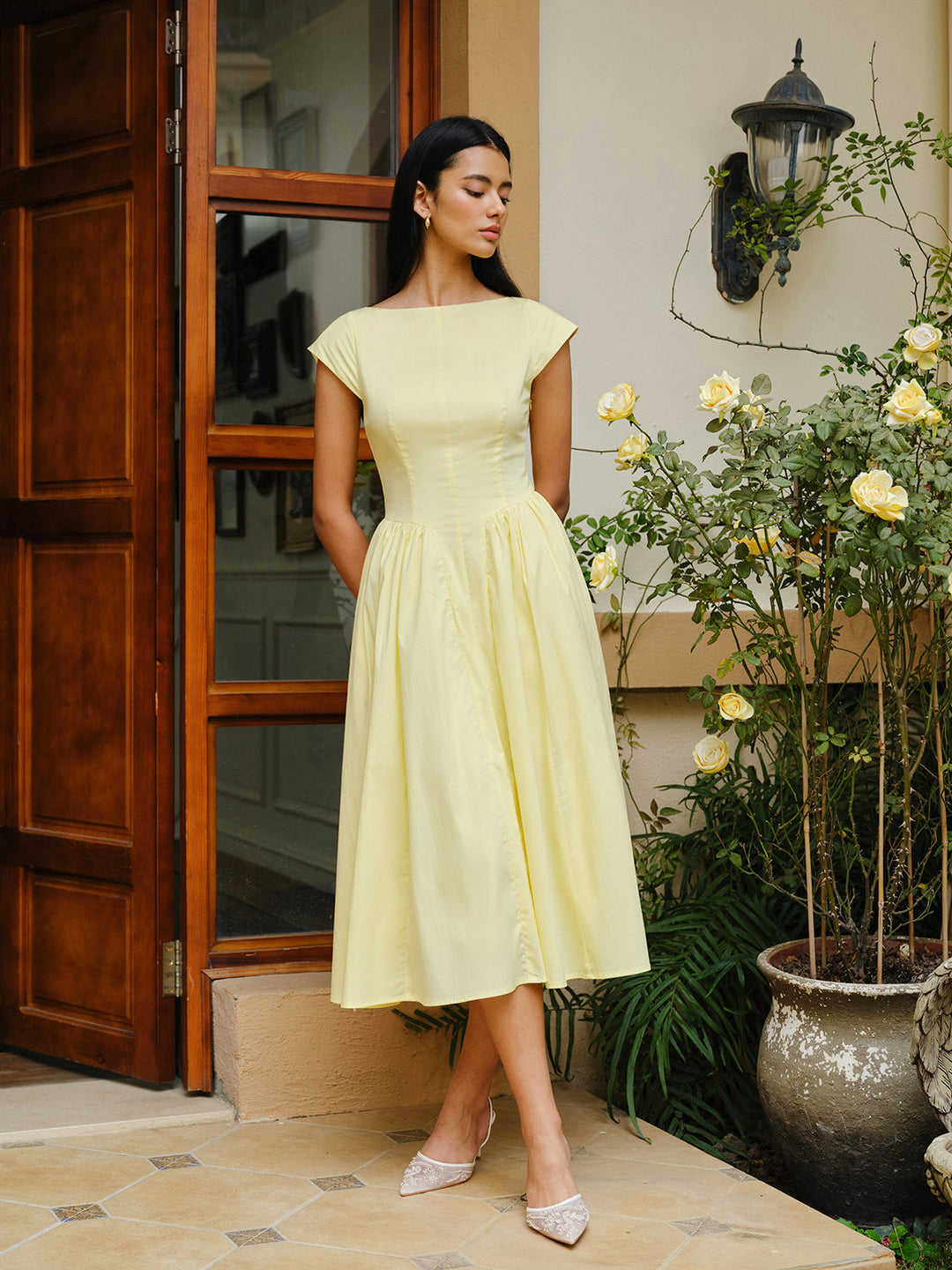 Şık Kap Kol Elbise Açık Sırt Zarafeti