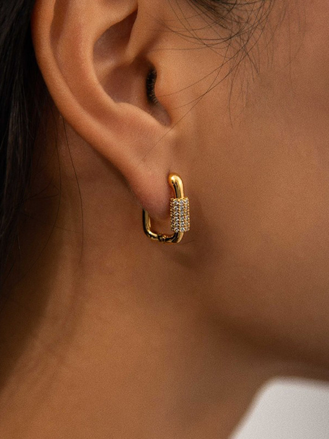 Kare Şişman Elmas Küpeler, zarif ve şık tasarımıyla