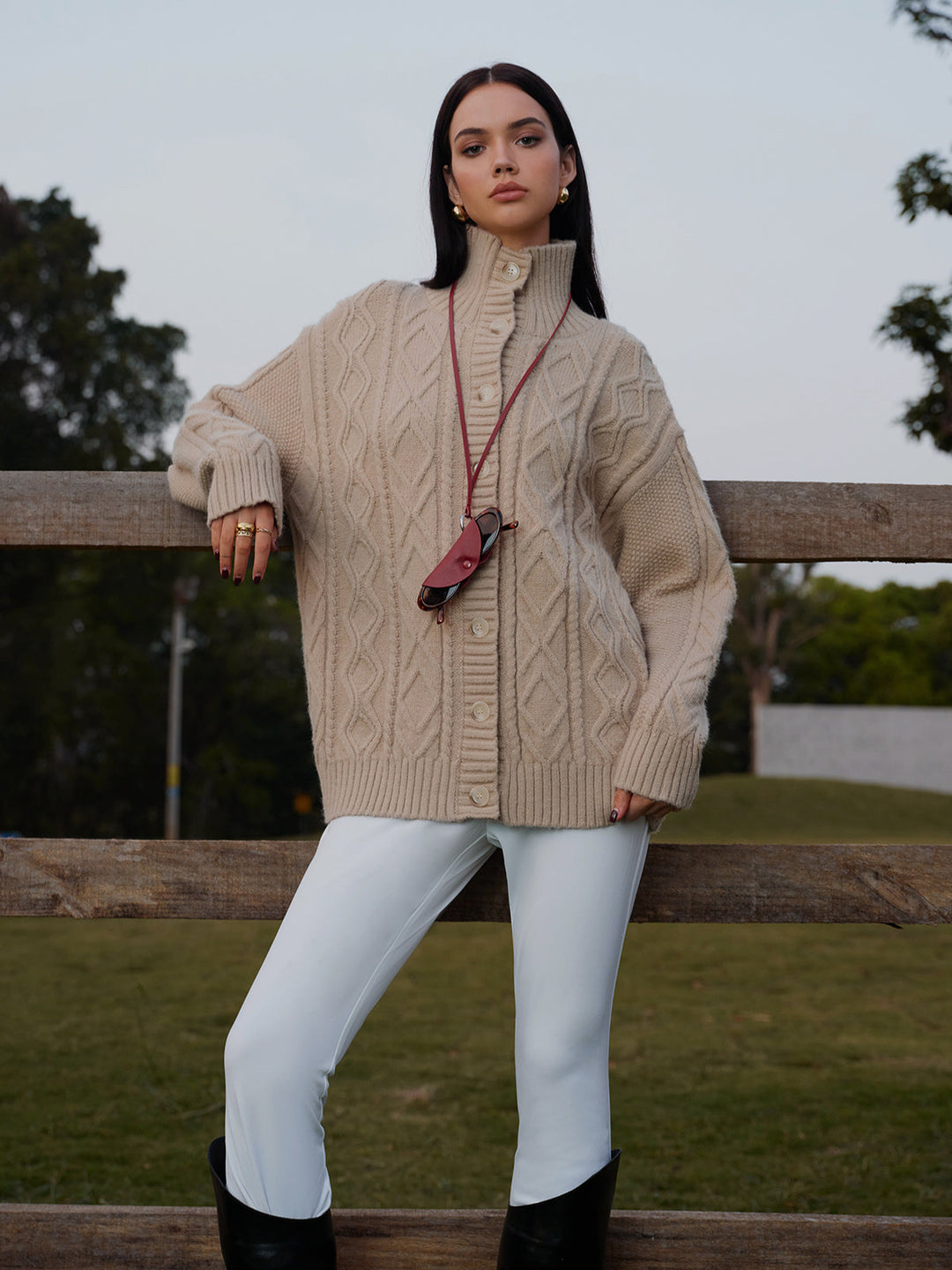 Rahat ve şık kablo örgü yüksek yaka hırka