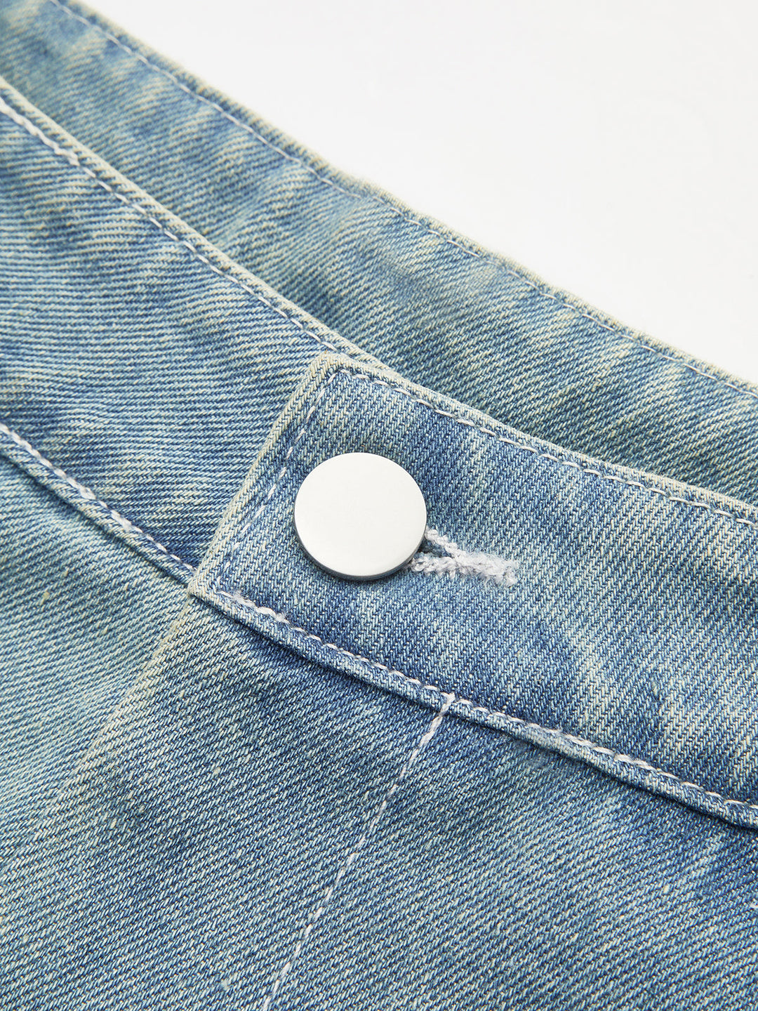 Şık Denim Panel Pantolon giyen bir model