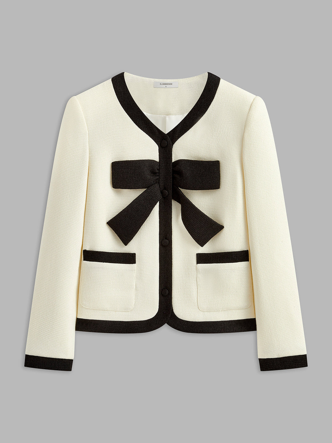 Zıt renkli sıcak bağlama düğmeli hırka, şık bir kadın giyim ürünü