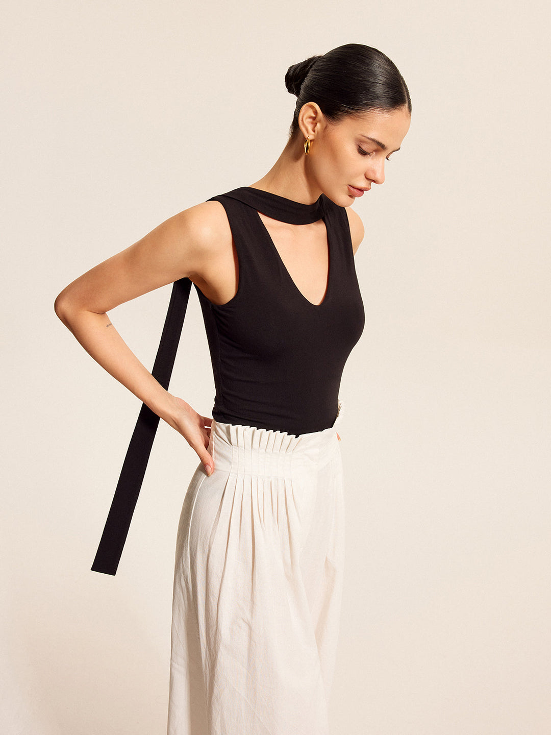 Şık V Yaka Üst, Zarif Şal Tarzı Boyun Bağlama Detayı ile