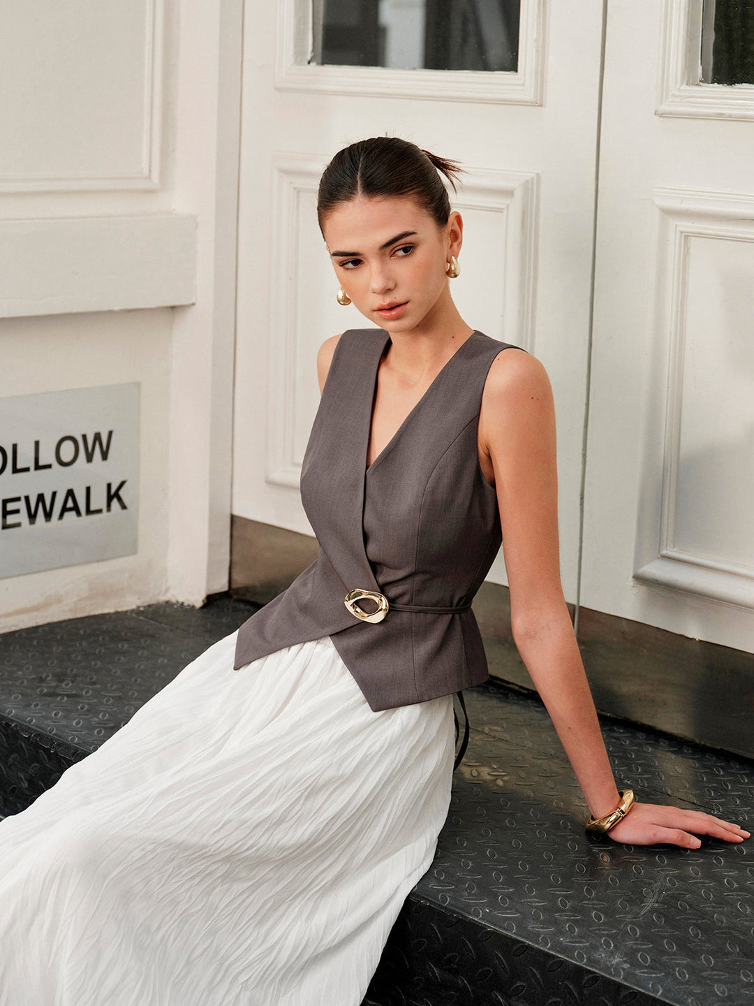 Şık V Yaka Metal Bağcıklı Yelek ve Şık Kemer