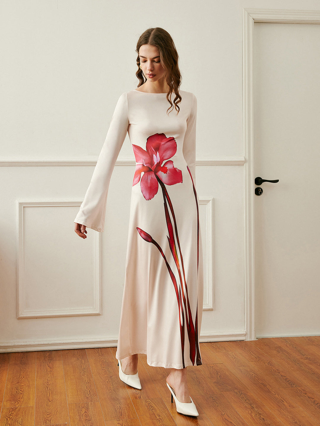 Çiçek Desenli Şık Elbise ile Zarif Arka Bağlama