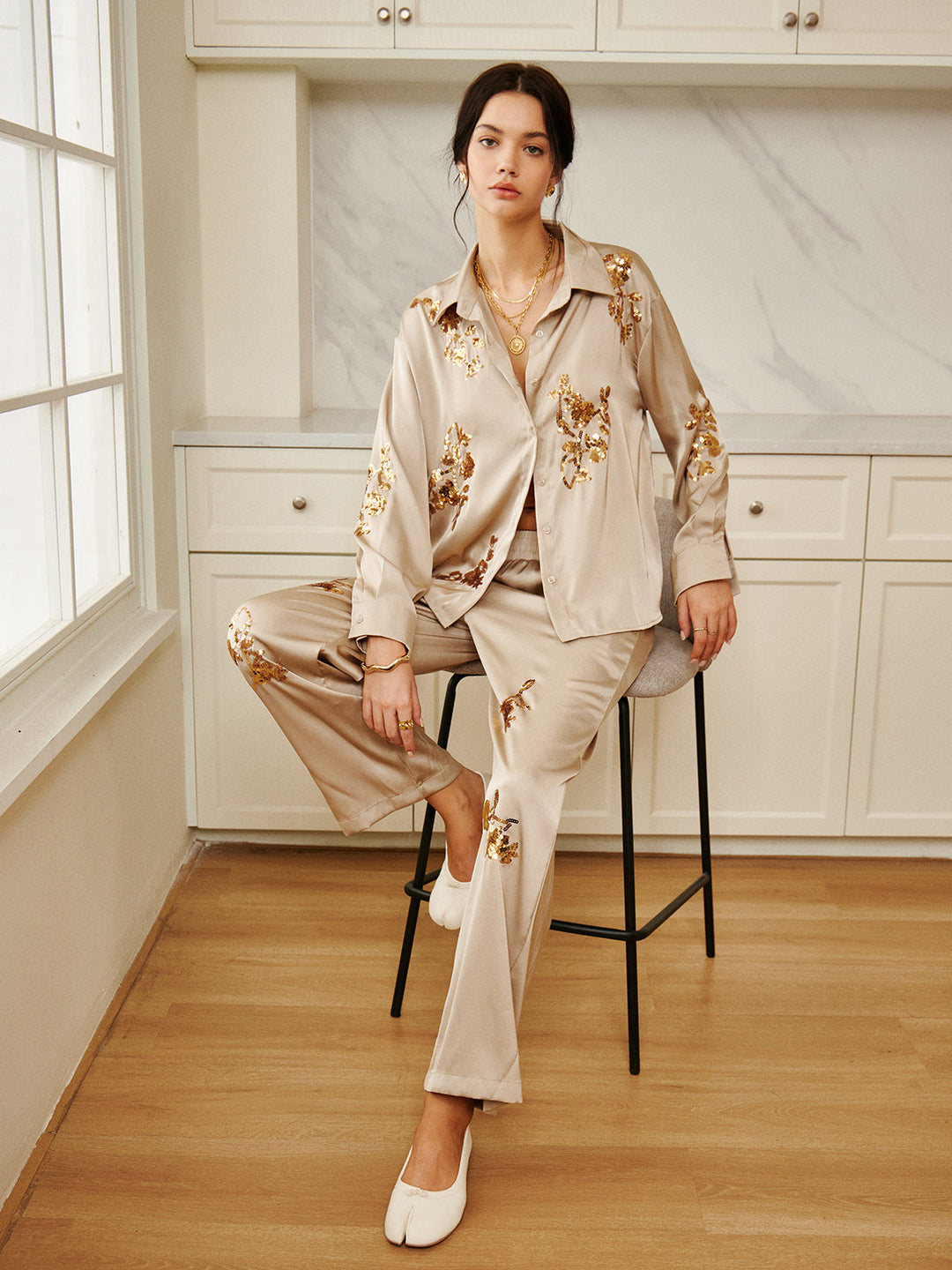 Saten Payet Nakış Yaka Pantolon Takımı, şık ve zarif bir görünüm sunuyor