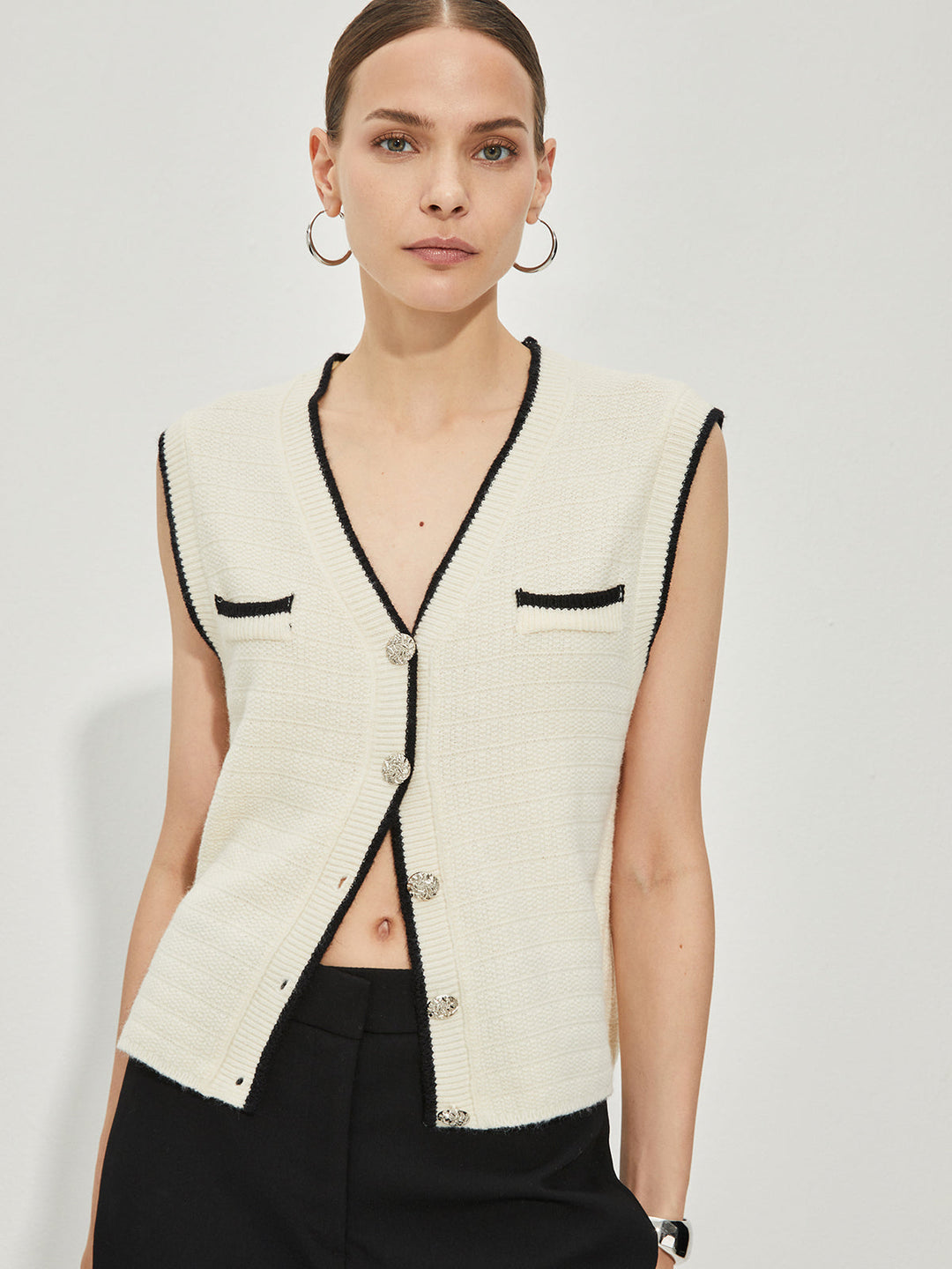 Metal Düğmeli Kontrast Kesimli Kazak Yelek - Svelte Chic