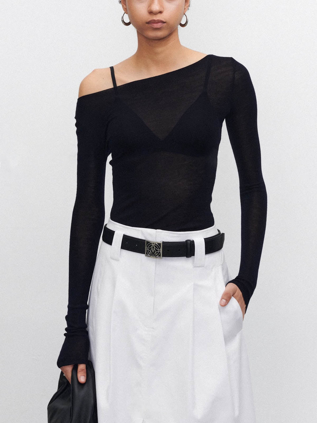 Yün Karışımlı Dar Şeffaf Kazak giyen model