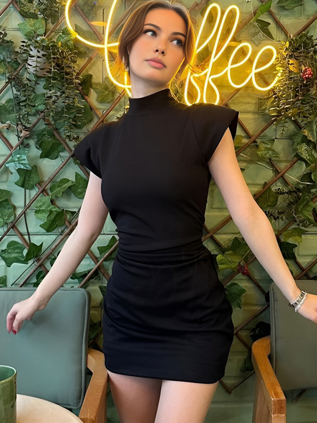 Düz Kap Kollu Kısa Elbise - Svelte Chic