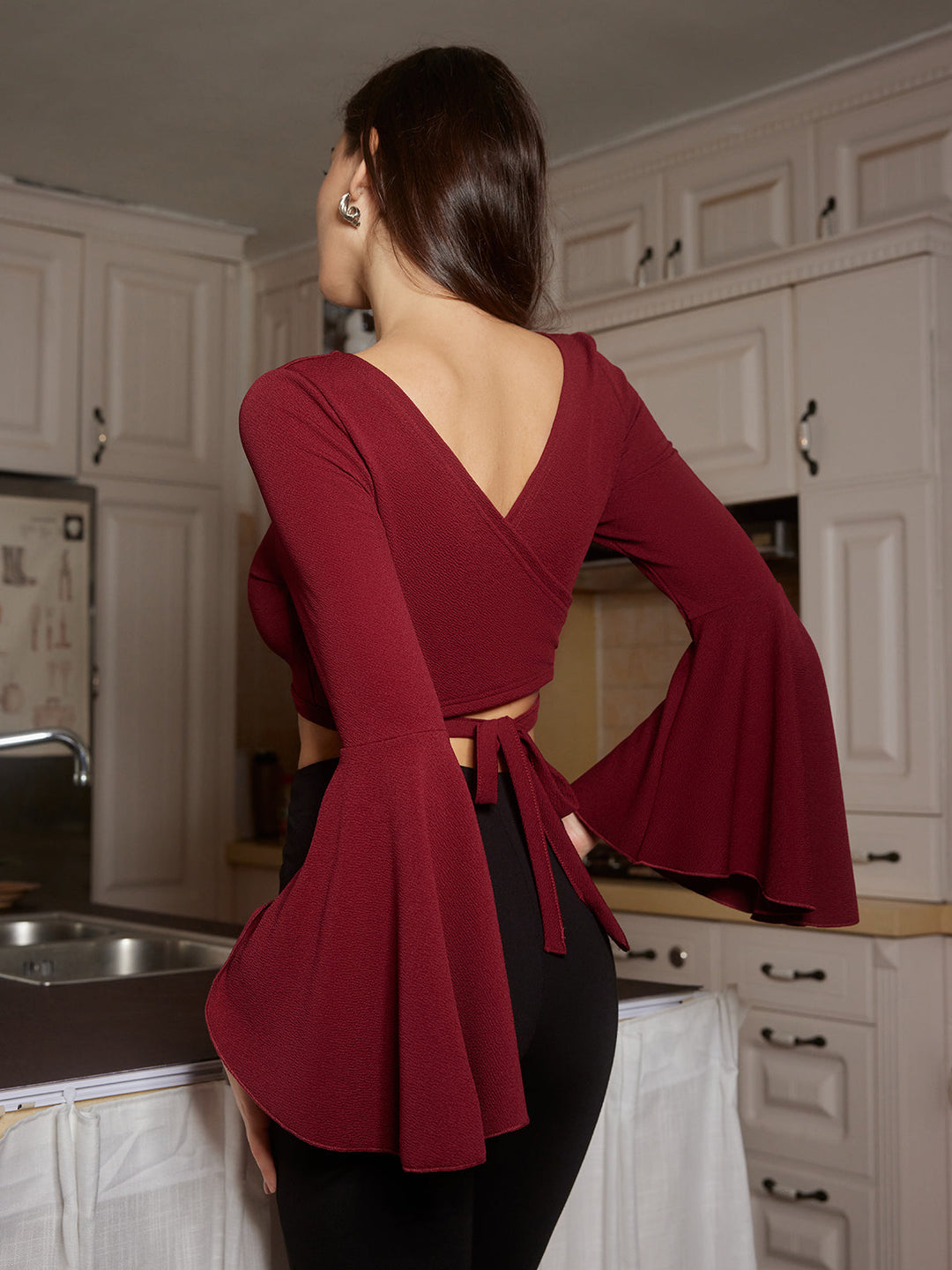 Kesik Volan Bağcık T-Shirt, şık ve modern tasarım