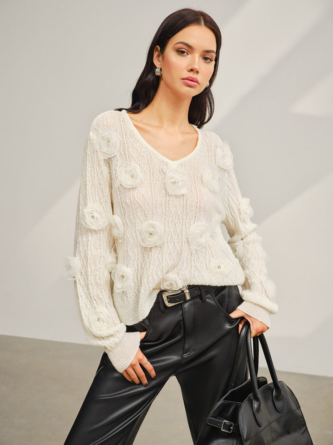 Svelte Chic Şık V Yaka Örgü Üst - Göz Alıcı 3D Çiçek Deseni