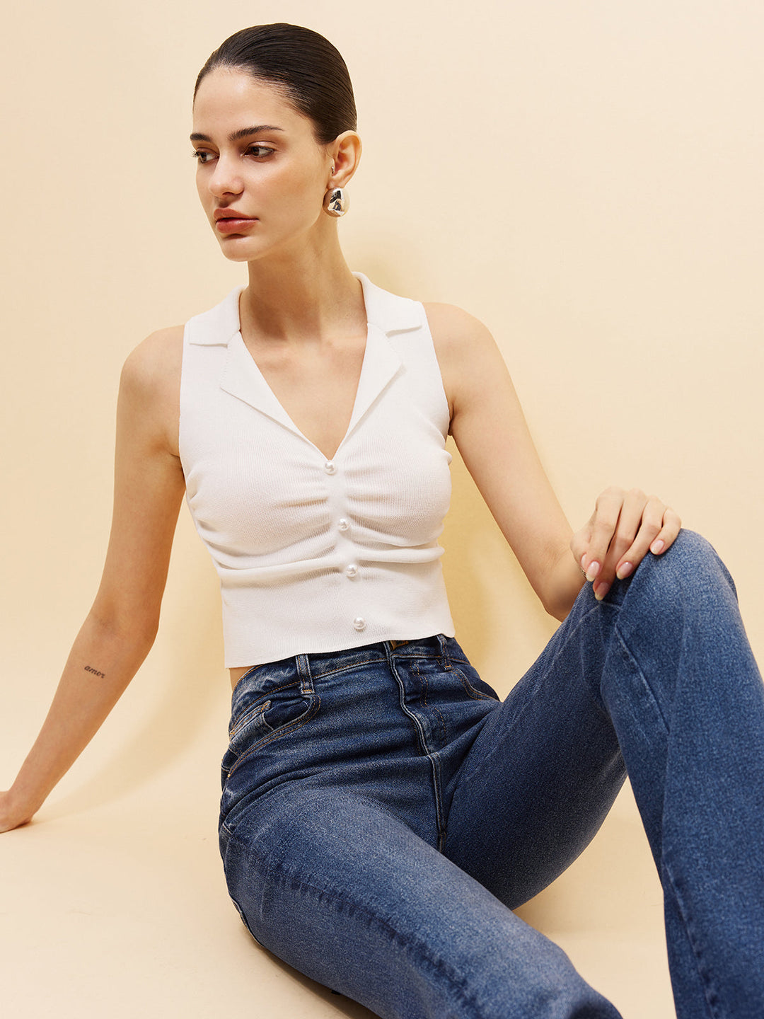 Şık Kolsuz Düğmeli Kısa Süveter, boncuk işlemeli triko