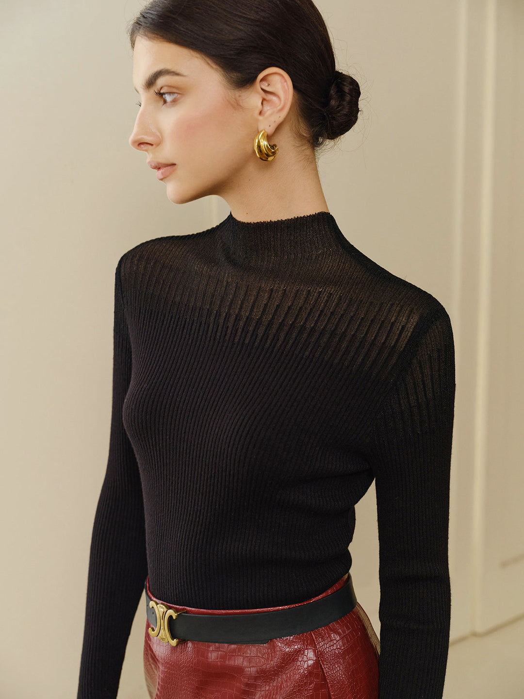 Stand Collar Panel Knit Top giyen bir kadın