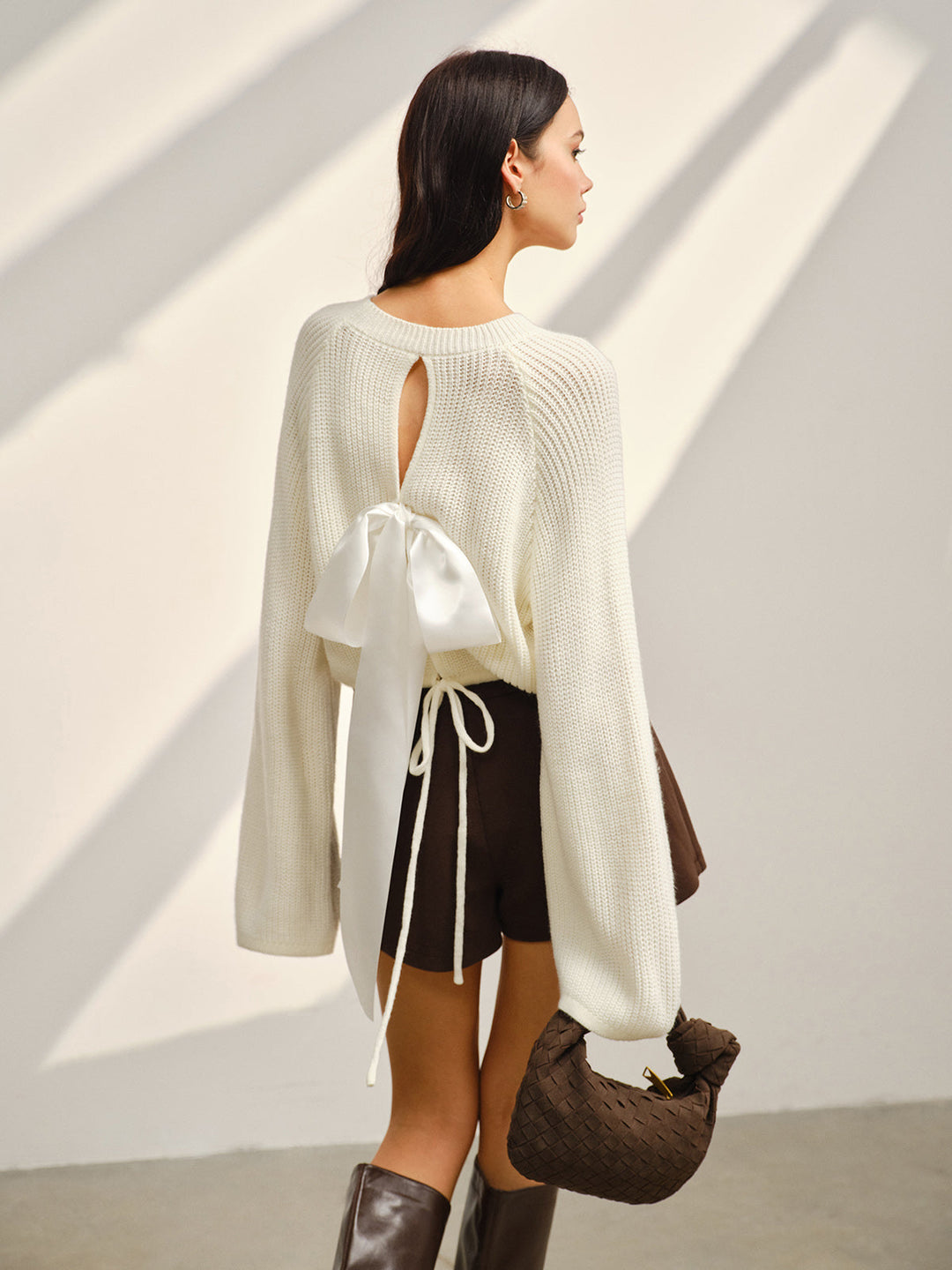 Şık saten fiyonk kısa kazak, çan kollu tasarımıyla