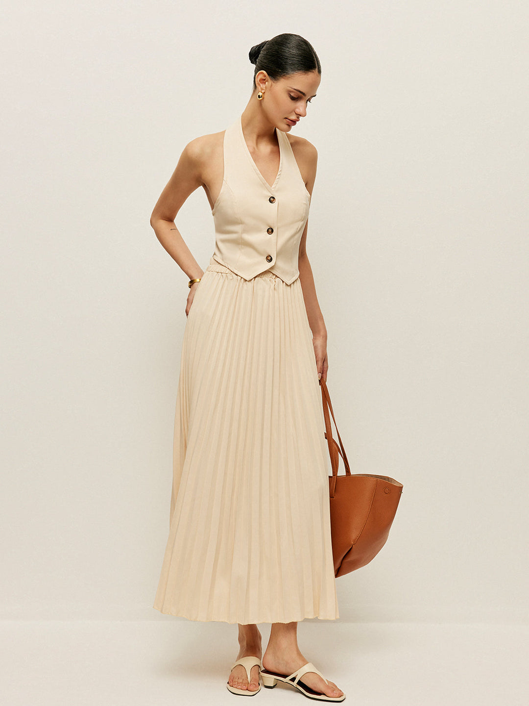 Şık Yelek ve Plise Etek Takımı ile zarif bir görünüm