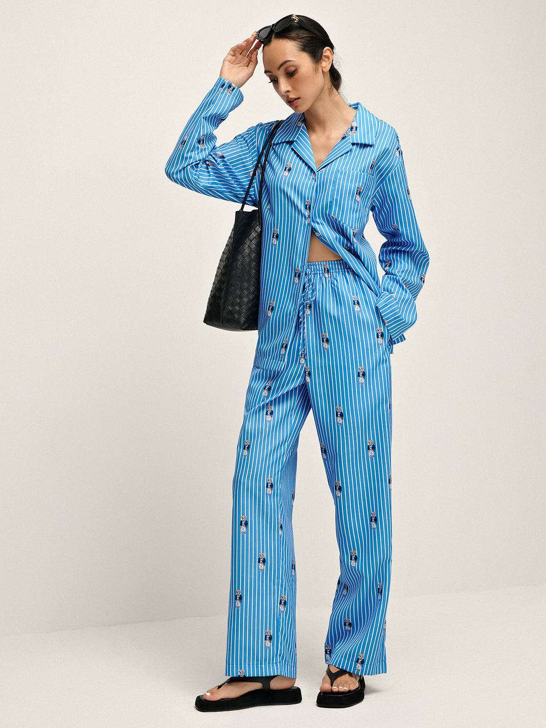 Çizgili Yaka Baskılı Pantolon Takımı ile modern bir görünüm