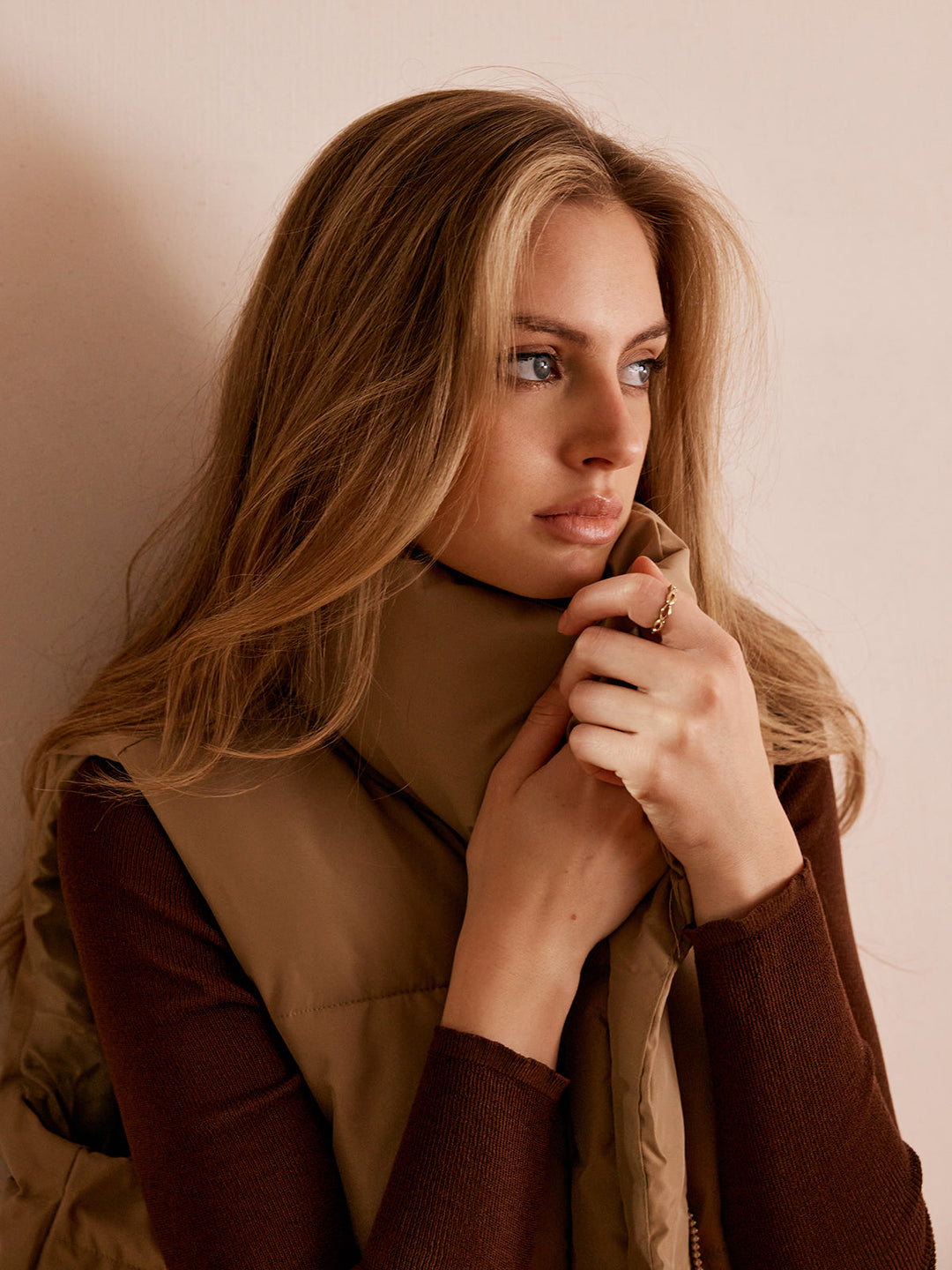 Şık döşemeli fermuarlı yelek ve modaya uygun yüksek yakalı