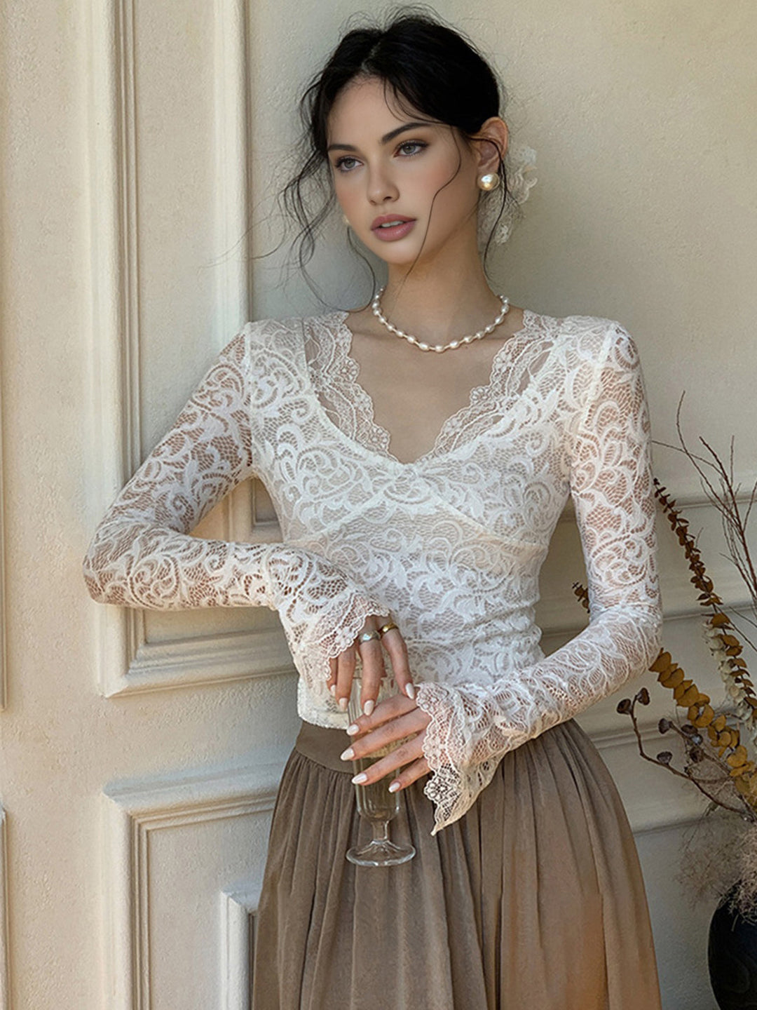 Volanlı manşetli dantel tişört, şık ve zarif tasarım