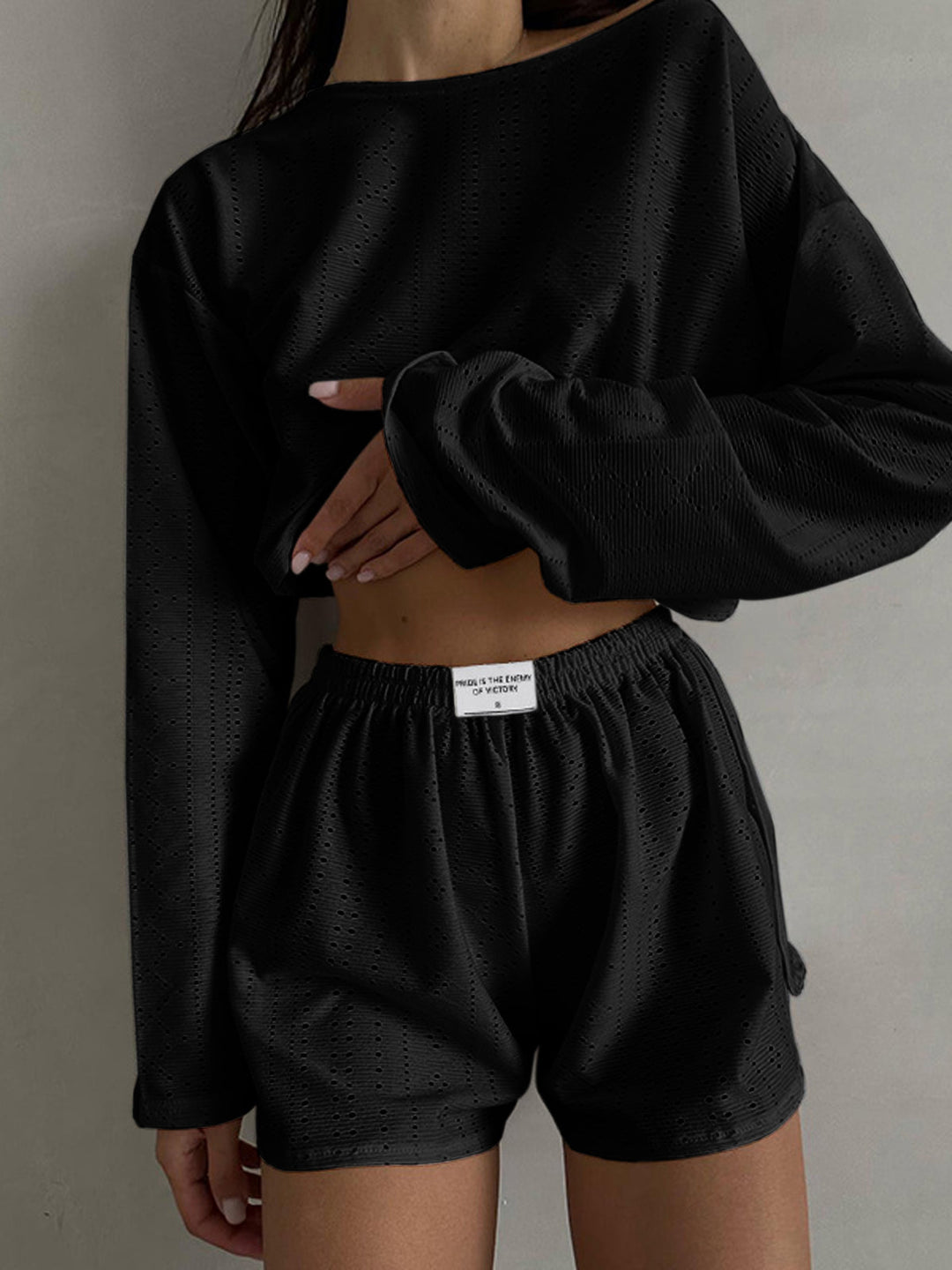 Solid Yırtık Şort Takım, Svelte Chic markası tarafından sunulan şık ve rahat bir takım.