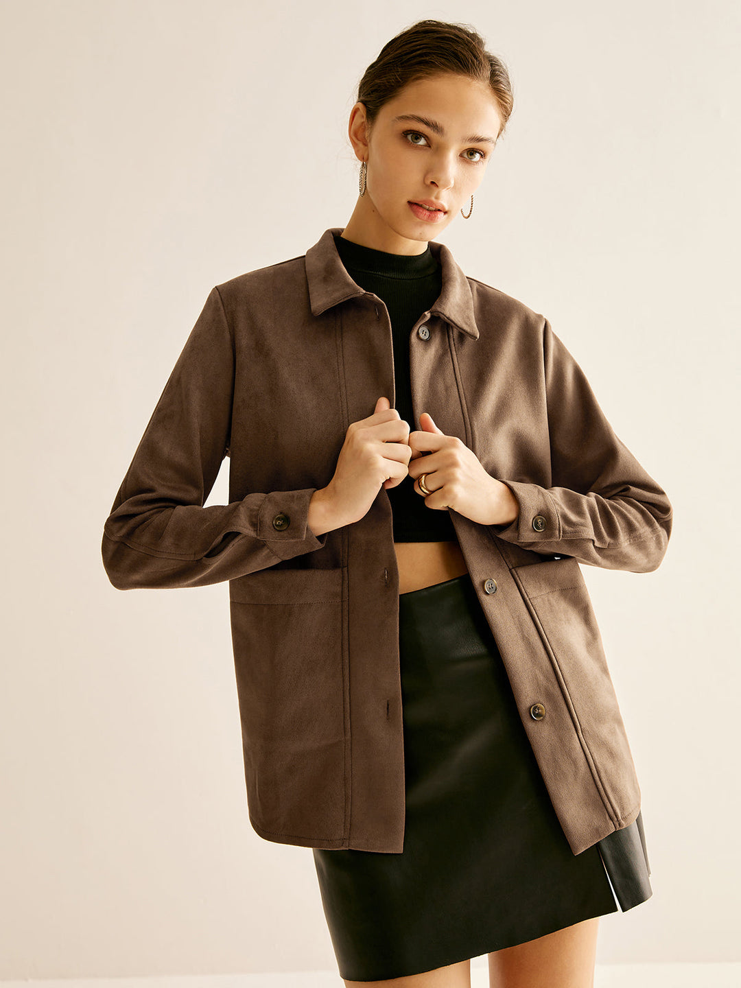 Pockets Suede Polo Shirt giyen bir model