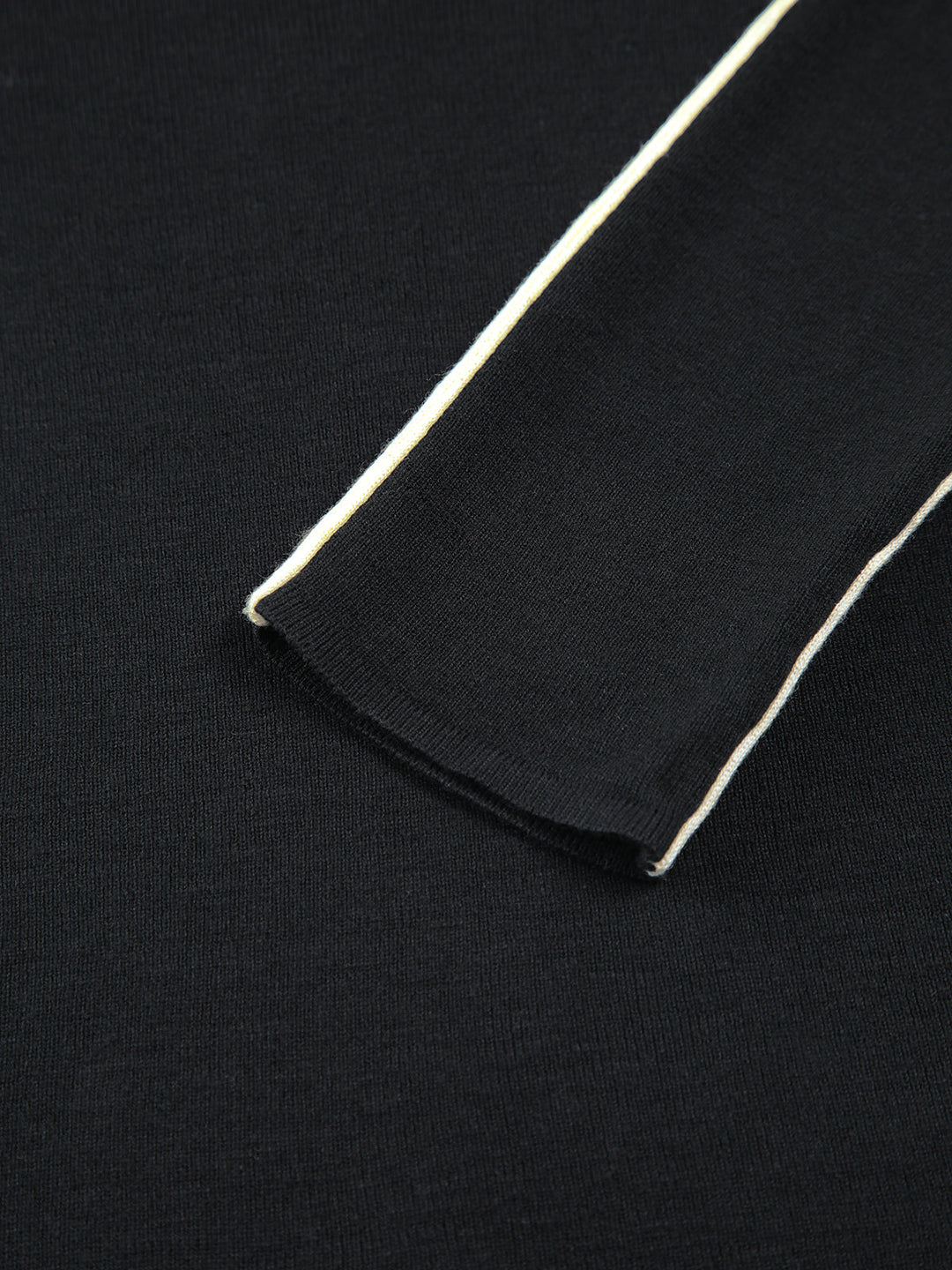 Топ с дълъг ръкав и контрастен кант 