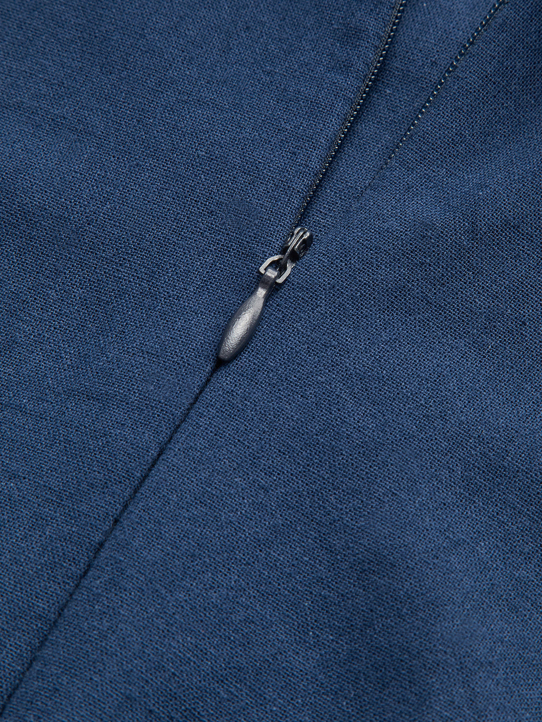 Дълга рокля с V-образно деколте и цип, без ръкави и пискюли