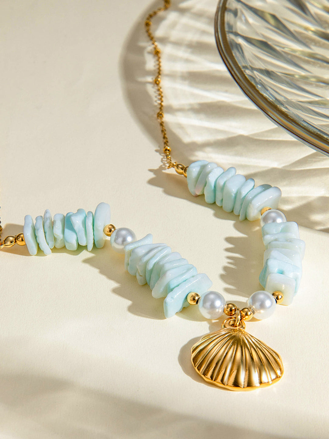 Колие с ментово зелени перлени черупки