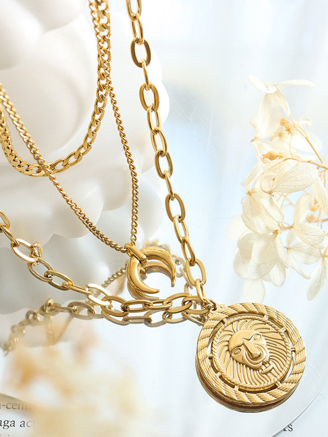 Колие с висулка "Лъв" с многослойна форма