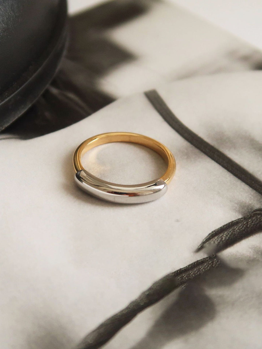 Двуцветен лъскав пръстен-халба