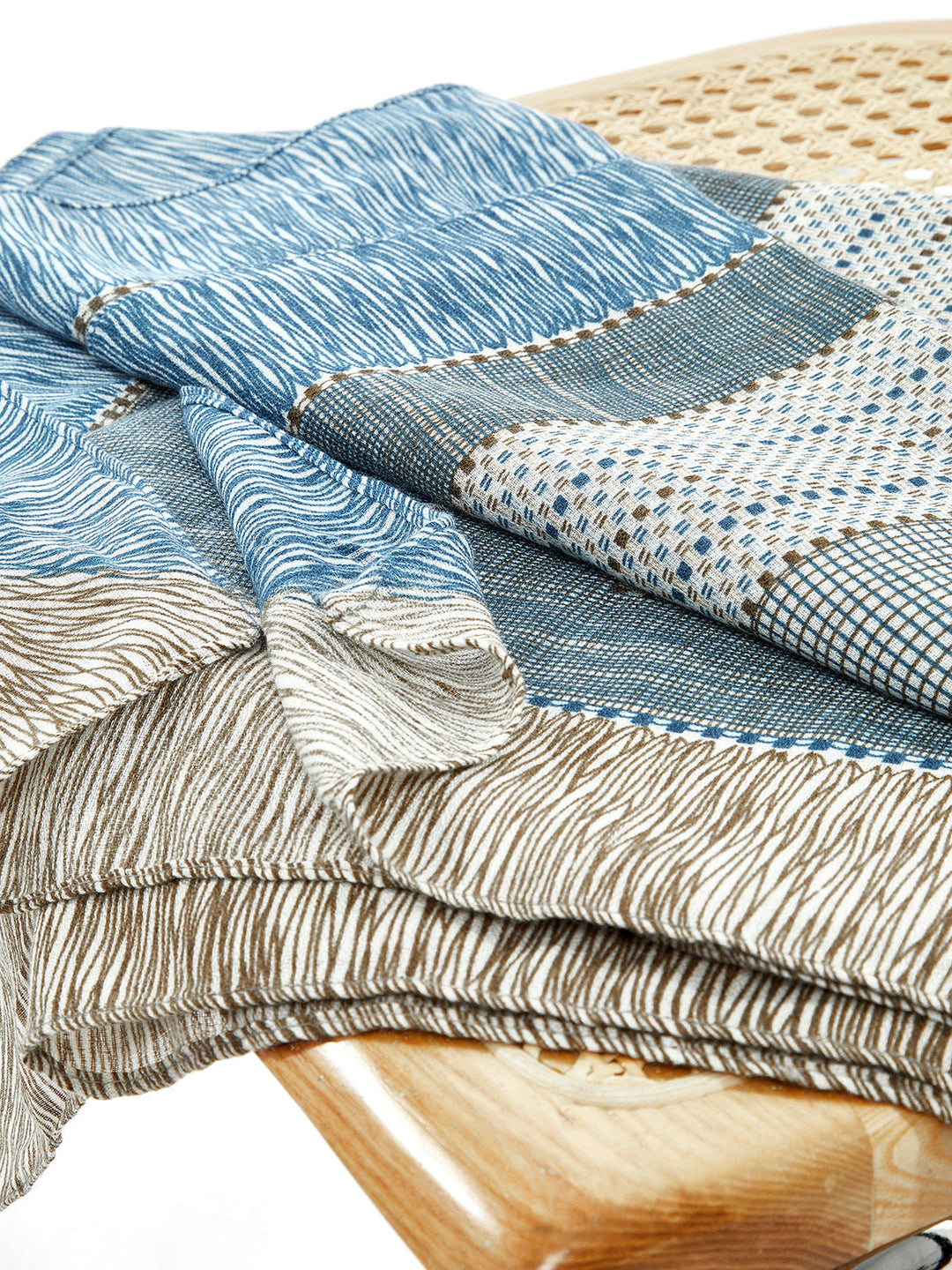 Многофункционален шал с цветни блокове 