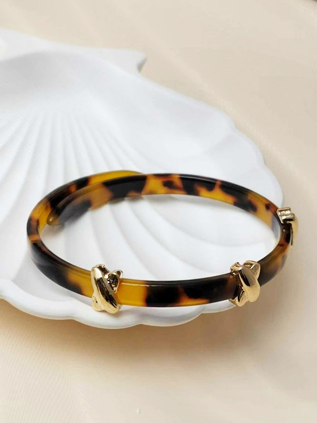 Акрилна кехлибарена гривна 