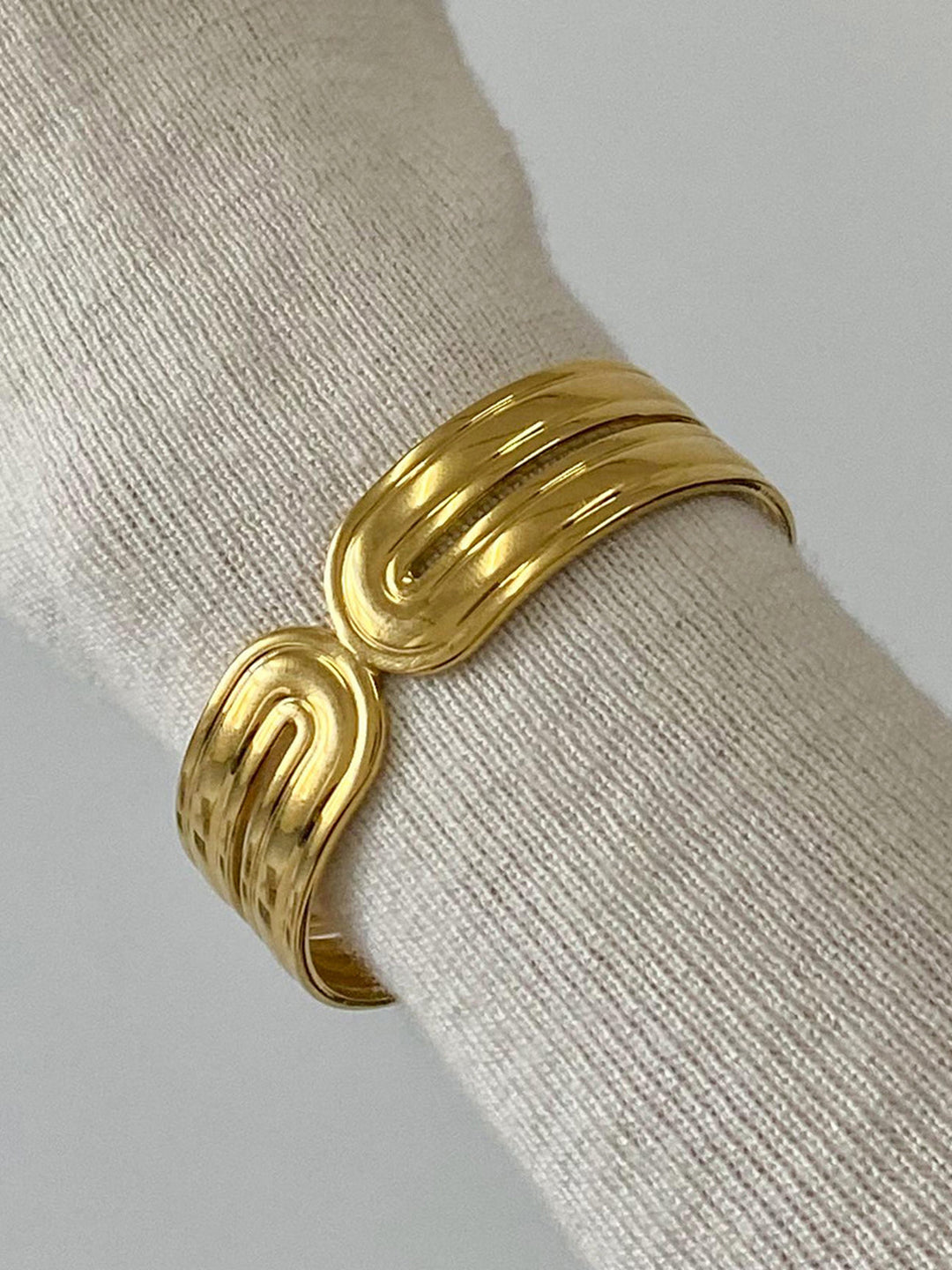 Geniş Tünel Açık Bilezik