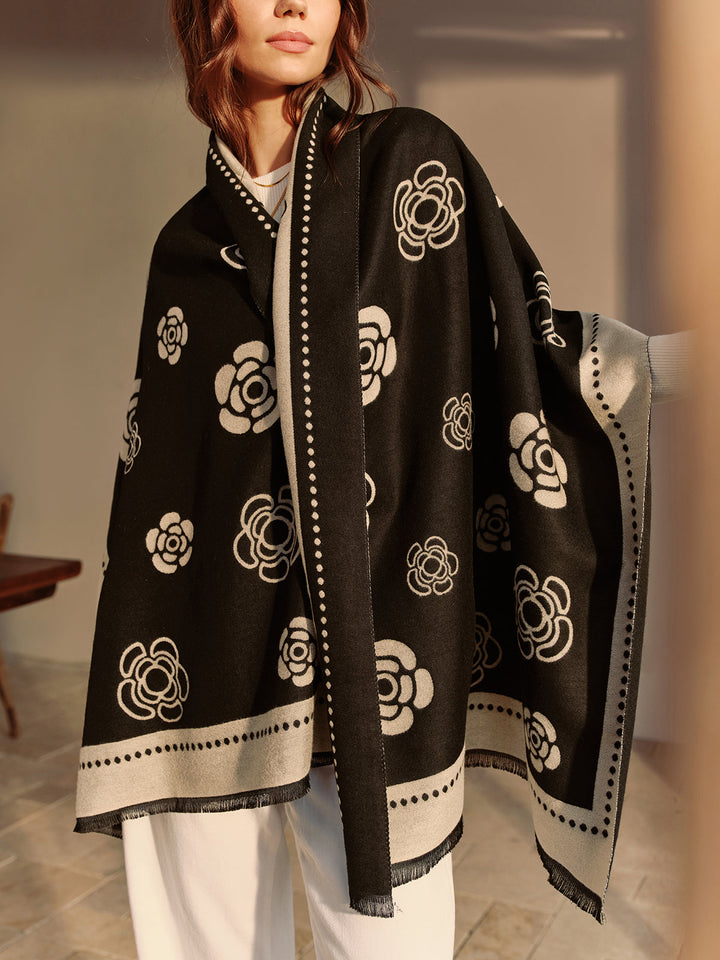 Двустранен шал с пискюли и камелия 