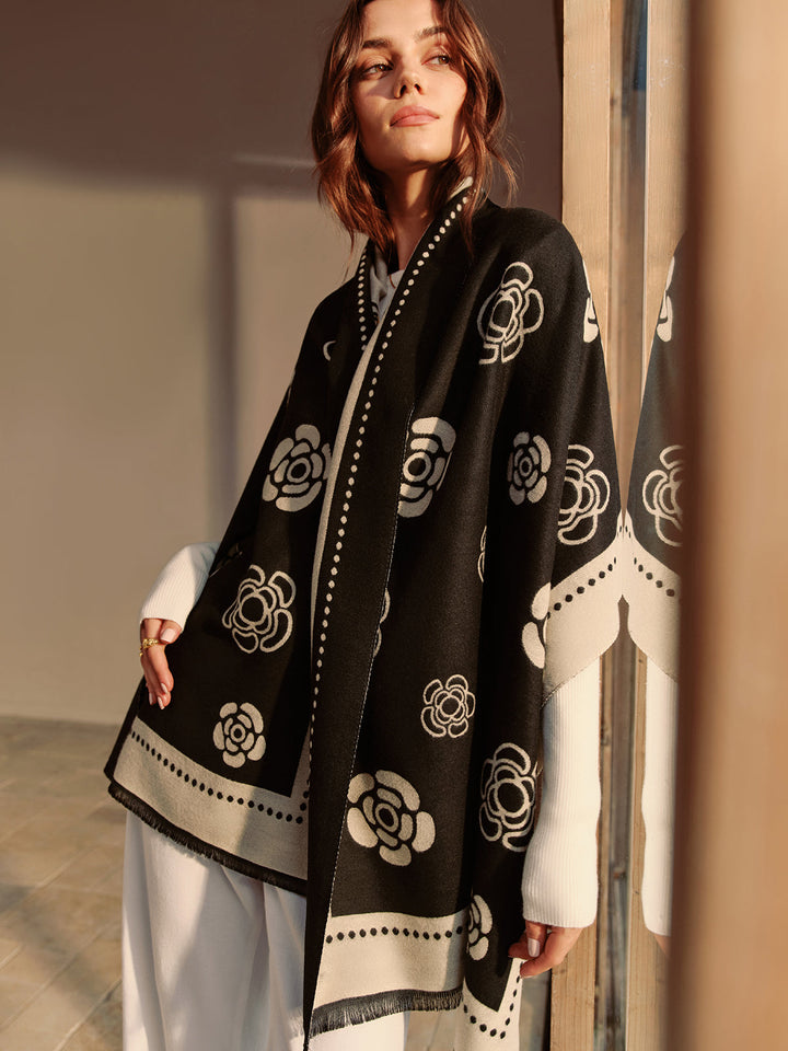 Двустранен шал с пискюли и камелия 