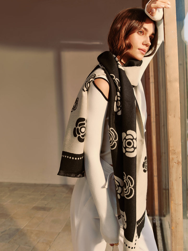 Двустранен шал с пискюли и камелия 