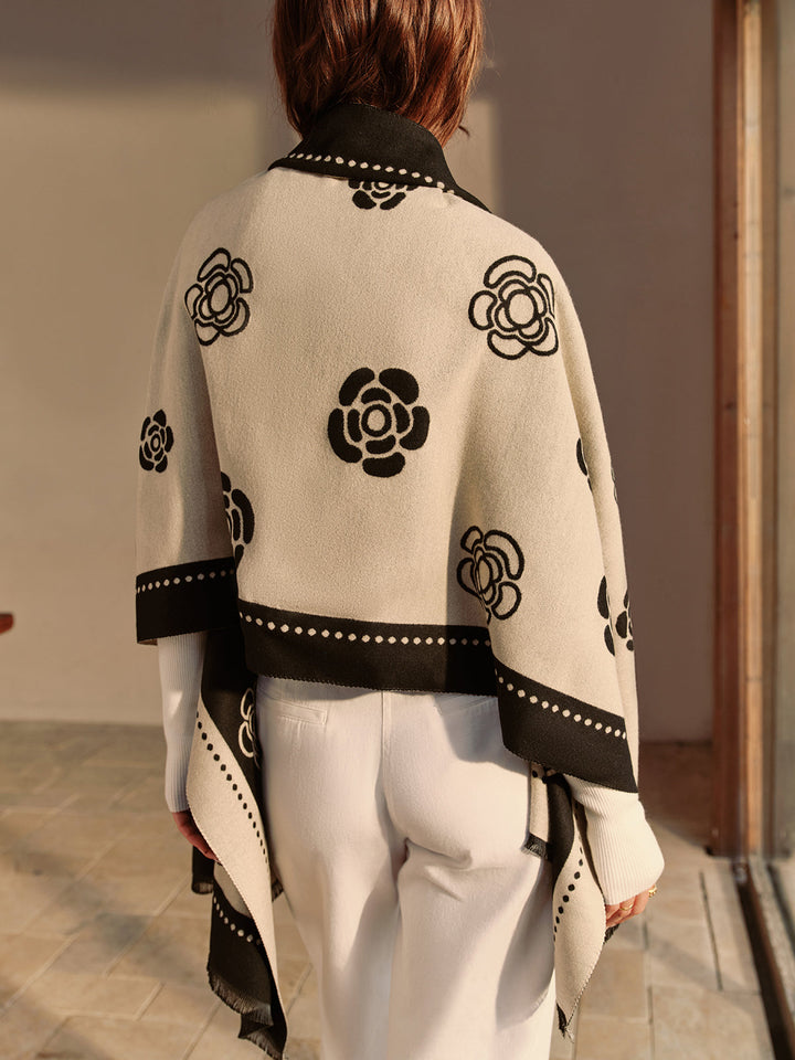 Двустранен шал с пискюли и камелия 