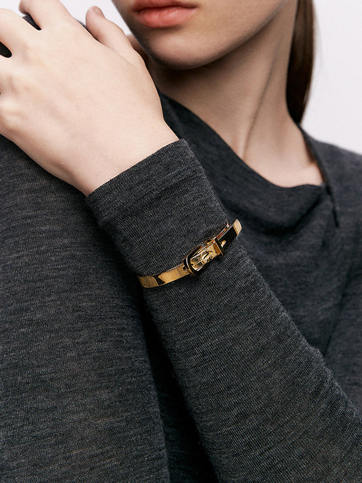 Отворена гривна със закопчалка 