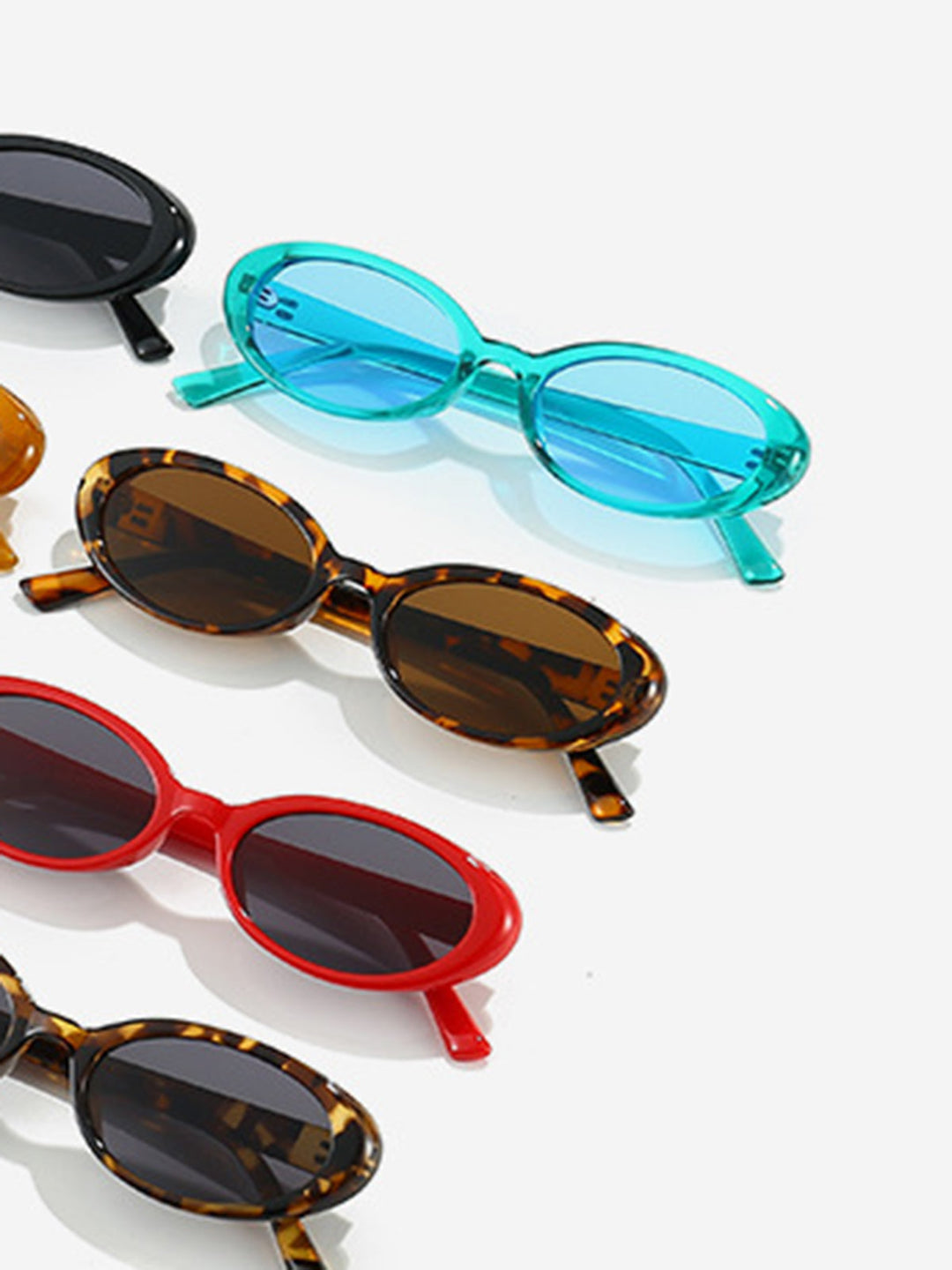 Малки овални слънчеви очила с леопардова рамка 