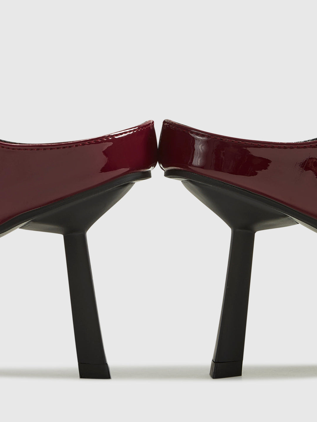 Обувки на висок ток с каишки с остри пръсти 